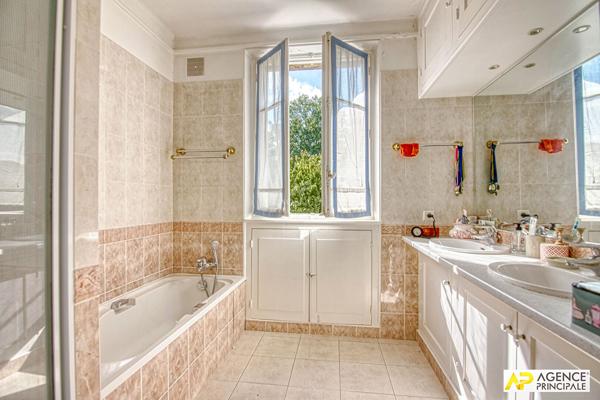 Le Chesnay limite Versailles Maison 12 pièces 360 m² au sol sur parcelle de 375 m² 1 985 000 € **  - Référence  28352