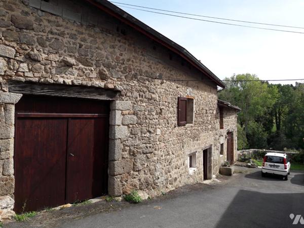 Ancien corps de ferme sur SAINT DIDIER SUR ROCHEFORT.
