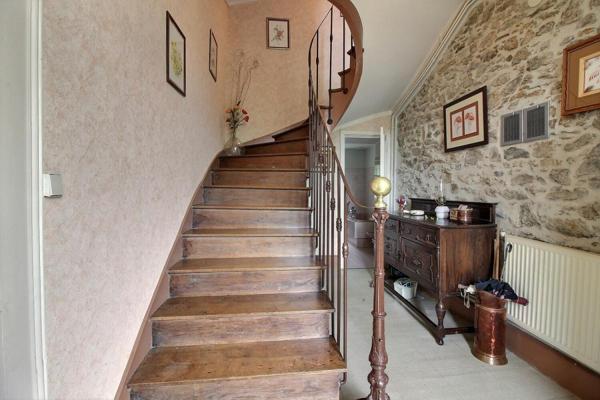 Maison en pierre début 20ème , dépendances, vue dégagée + terrain arboré 11 500 m² avec 1 puits - Vigeois (19)