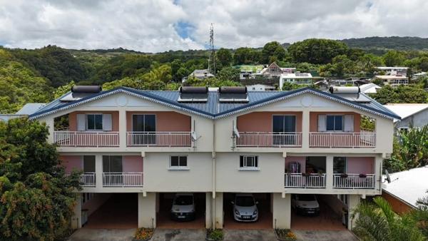 EXCLUSIVITE SAINTE-MARIE (974) - VENTE IMMEUBLE DE 4 APPARTEMENTS + PARKINGS COUVERTS - RENDEMENT LOCATIF