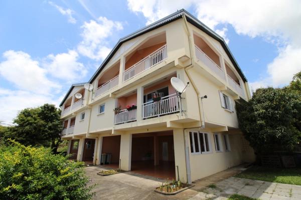EXCLUSIVITE SAINTE-MARIE (974) - VENTE IMMEUBLE DE 4 APPARTEMENTS + PARKINGS COUVERTS - RENDEMENT LOCATIF