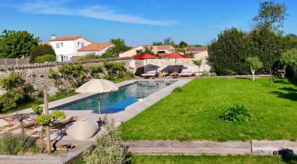 Une demeure de rêve, un village secret.