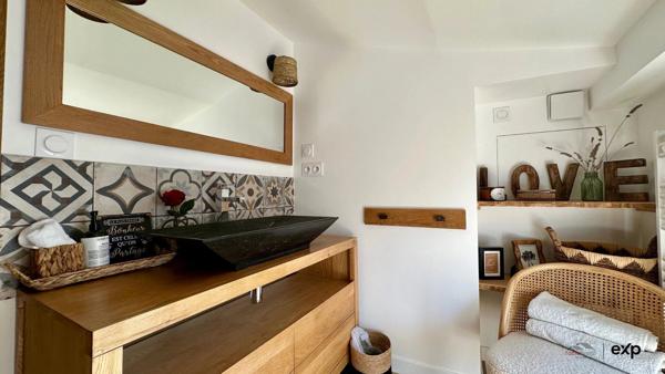 Une demeure de rêve, un village secret.