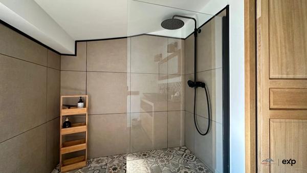 Une demeure de rêve, un village secret.