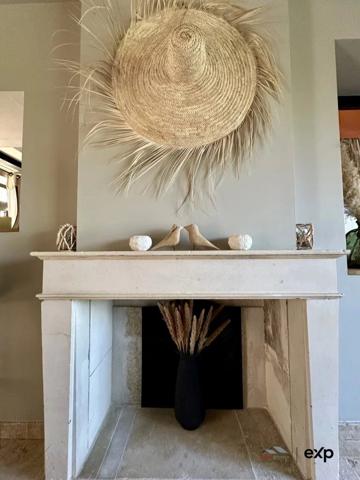 Une demeure de rêve, un village secret.