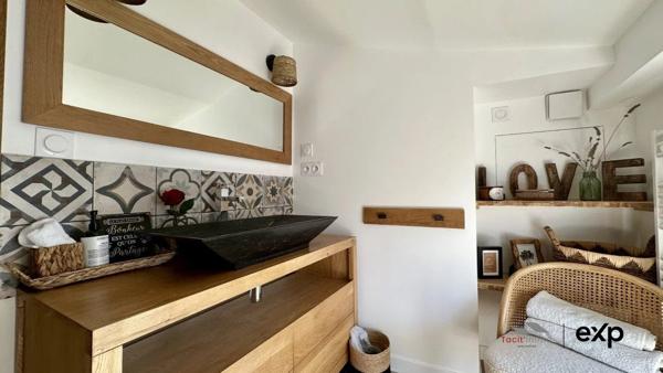 Une demeure de rêve, un village secret.