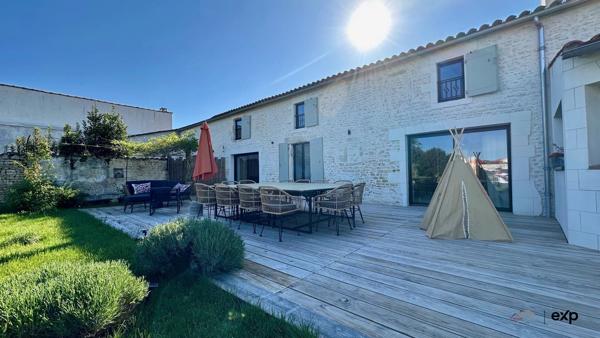 Une demeure de rêve, un village secret.