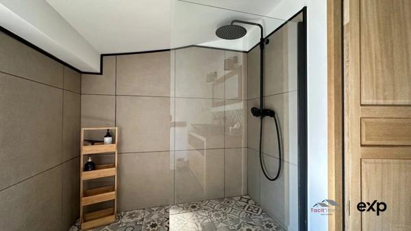 Une demeure de rêve, un village secret.