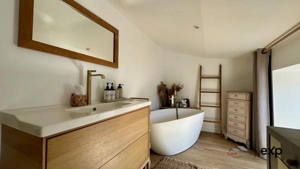 Une demeure de rêve, un village secret.