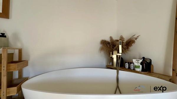 Une demeure de rêve, un village secret.