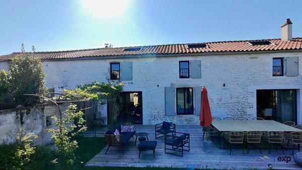 Une demeure de rêve, un village secret.