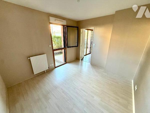 T2 RDC avec terrasse - PMR - Proche gare de Saint-Malo.

À deux pas de la gare de Saint-Malo,...