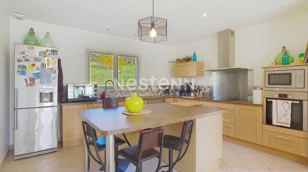 A vendre Villa de plain pied 128m², 5 pièces, 4 chambres avec un garage et jardin