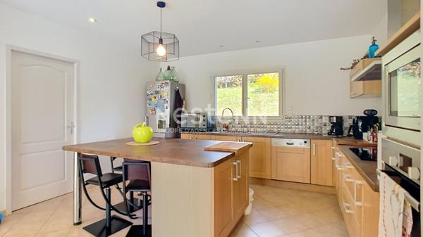 A vendre Villa de plain pied 128m², 5 pièces, 4 chambres avec un garage et jardin