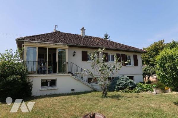 Pavillon construit en 1975/76, env. 165m2 hab., comprenant :
. en RC surélevé (env. 95m2) : en...