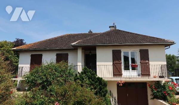 Pavillon construit en 1975/76, env. 165m2 hab., comprenant :
. en RC surélevé (env. 95m2) : en...