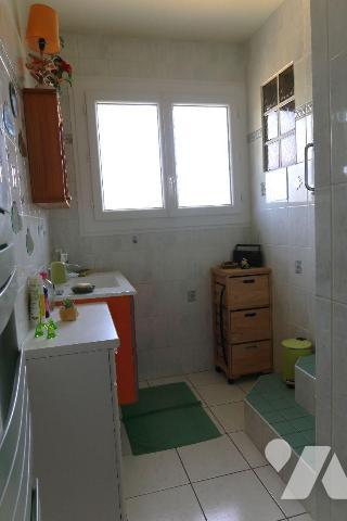 Pavillon construit en 1975/76, env. 165m2 hab., comprenant :
. en RC surélevé (env. 95m2) : en...