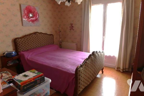 Pavillon construit en 1975/76, env. 165m2 hab., comprenant :
. en RC surélevé (env. 95m2) : en...