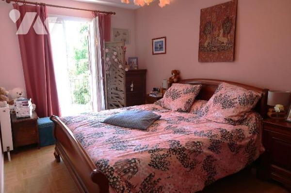 Pavillon construit en 1975/76, env. 165m2 hab., comprenant :
. en RC surélevé (env. 95m2) : en...