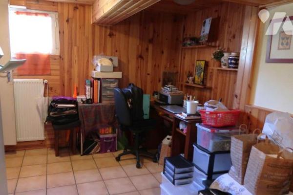 Pavillon construit en 1975/76, env. 165m2 hab., comprenant :
. en RC surélevé (env. 95m2) : en...