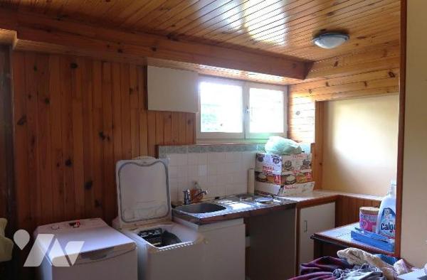 Pavillon construit en 1975/76, env. 165m2 hab., comprenant :
. en RC surélevé (env. 95m2) : en...