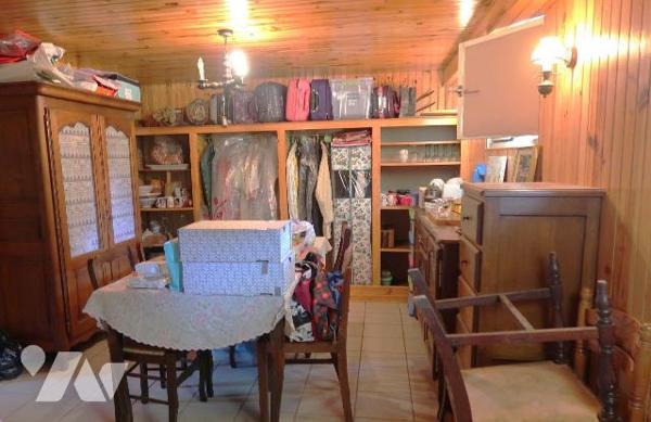 Pavillon construit en 1975/76, env. 165m2 hab., comprenant :
. en RC surélevé (env. 95m2) : en...