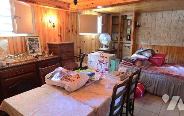 Pavillon construit en 1975/76, env. 165m2 hab., comprenant :
. en RC surélevé (env. 95m2) : en...