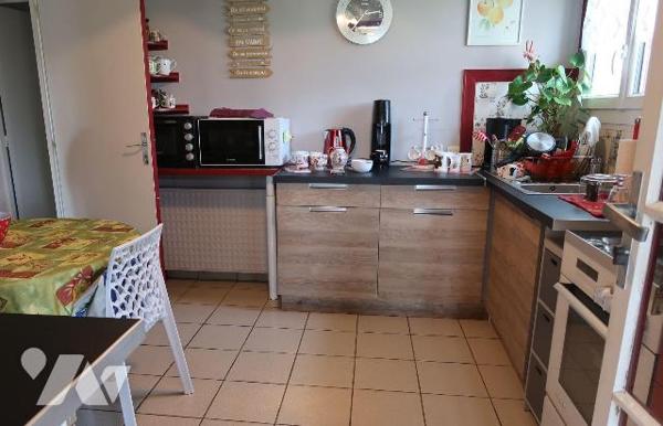 Pavillon construit en 1975/76, env. 165m2 hab., comprenant :
. en RC surélevé (env. 95m2) : en...