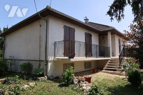 Pavillon construit en 1975/76, env. 165m2 hab., comprenant :
. en RC surélevé (env. 95m2) : en...