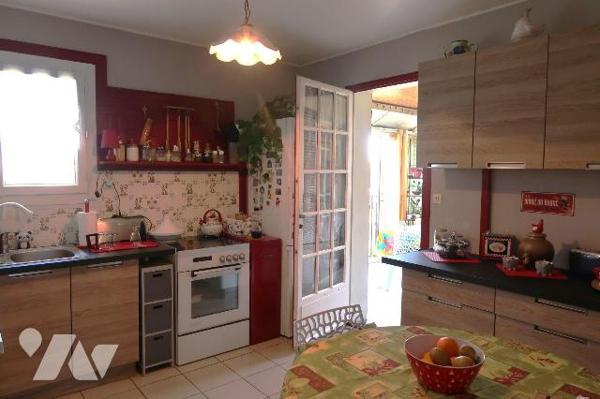 Pavillon construit en 1975/76, env. 165m2 hab., comprenant :
. en RC surélevé (env. 95m2) : en...