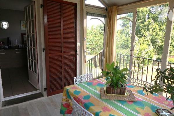 Pavillon construit en 1975/76, env. 165m2 hab., comprenant :
. en RC surélevé (env. 95m2) : en...