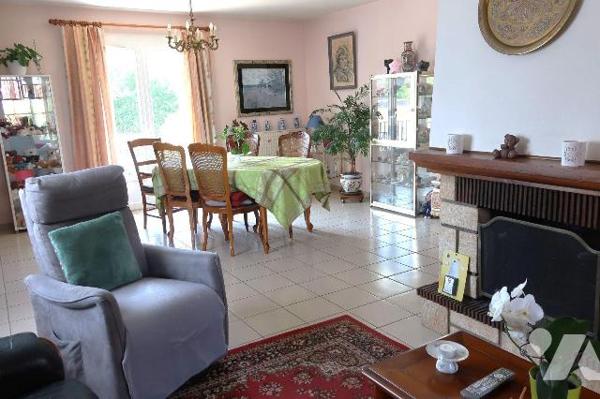 Pavillon construit en 1975/76, env. 165m2 hab., comprenant :
. en RC surélevé (env. 95m2) : en...