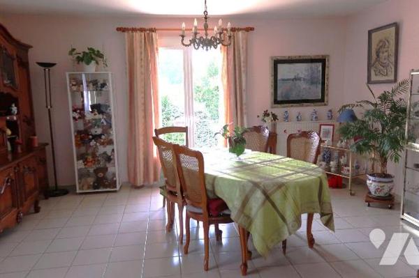 Pavillon construit en 1975/76, env. 165m2 hab., comprenant :
. en RC surélevé (env. 95m2) : en...