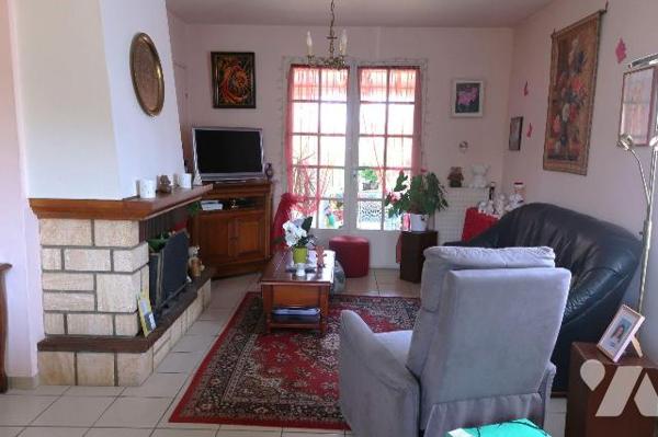 Pavillon construit en 1975/76, env. 165m2 hab., comprenant :
. en RC surélevé (env. 95m2) : en...