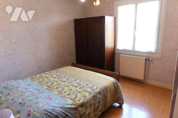 Pavillon construit en 1975/76, env. 165m2 hab., comprenant :
. en RC surélevé (env. 95m2) : en...