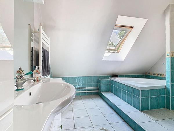 PAVILLON INDEPENDANT  - 180M² - 4 CHAMBRES - 2 BUREAUX - 1 DOUBLE GARAGE - 2 GRANDES DEPENDANCES - JARDIN - 60290 CAUFFRY