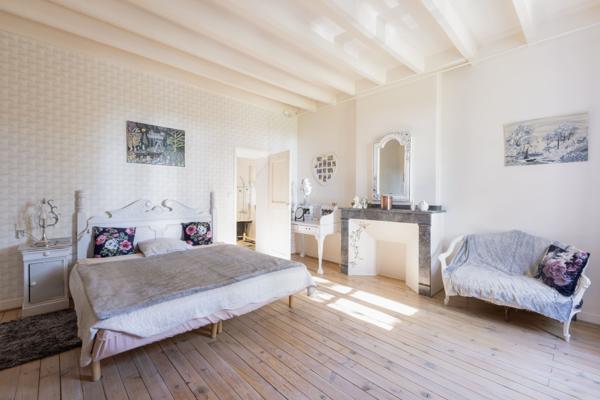 Maison
         12 pièces
        - 450 m² 990 000 € *