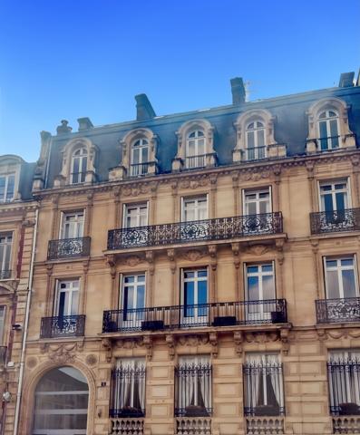 Dernier étage immeuble haussmannien – Plateau 150 m² à transformer