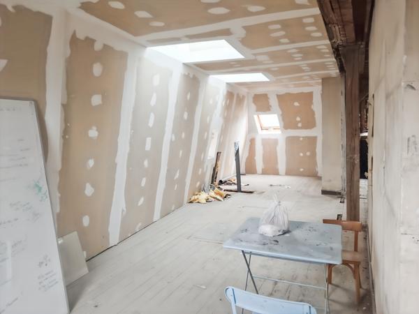 Dernier étage immeuble haussmannien – Plateau 150 m² à transformer