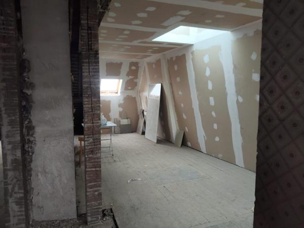 Dernier étage immeuble haussmannien – Plateau 150 m² à transformer
