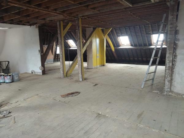 Dernier étage immeuble haussmannien – Plateau 150 m² à transformer