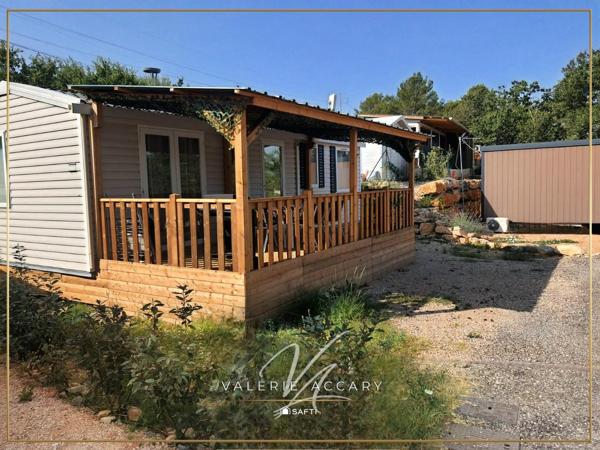 Rocbaron: Terrain de 143 m² avec mobil-home de 35 m², 2 chambres, terrasse...dans une résidence sécurisée avec piscine.