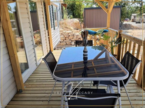 Rocbaron: Terrain de 143 m² avec mobil-home de 35 m², 2 chambres, terrasse...dans une résidence sécurisée avec piscine.