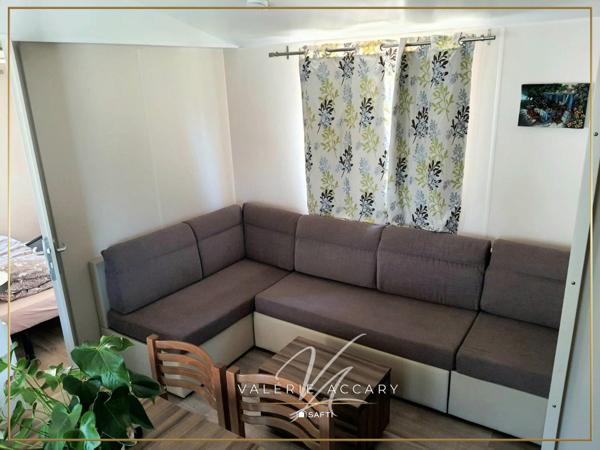 Rocbaron: Terrain de 143 m² avec mobil-home de 35 m², 2 chambres, terrasse...dans une résidence sécurisée avec piscine.