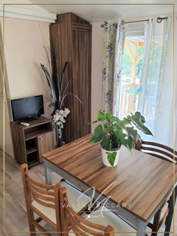 Rocbaron: Terrain de 143 m² avec mobil-home de 35 m², 2 chambres, terrasse...dans une résidence sécurisée avec piscine.