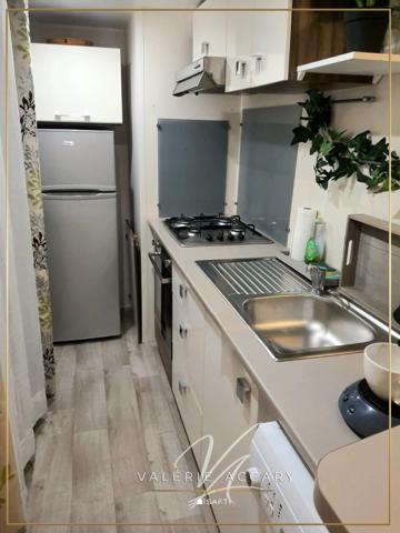 Rocbaron: Terrain de 143 m² avec mobil-home de 35 m², 2 chambres, terrasse...dans une résidence sécurisée avec piscine.