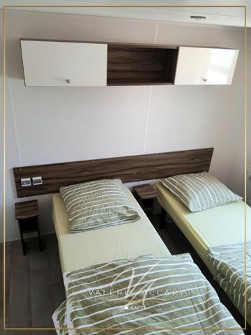 Rocbaron: Terrain de 143 m² avec mobil-home de 35 m², 2 chambres, terrasse...dans une résidence sécurisée avec piscine.