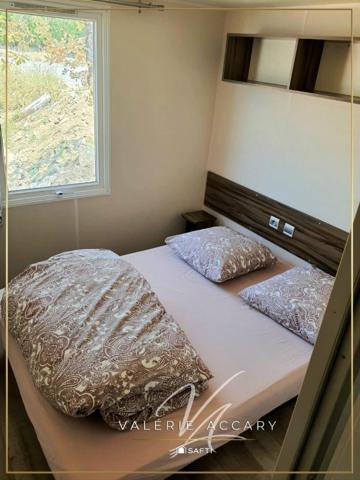 Rocbaron: Terrain de 143 m² avec mobil-home de 35 m², 2 chambres, terrasse...dans une résidence sécurisée avec piscine.