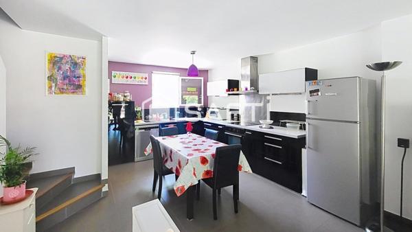 Maison T4 avec jardin, garage et stationnement – cœur de village, au calme