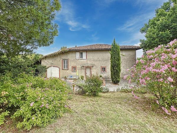 Superbe ferme rénovée 325m² sur 1.1 ha avec piscine et vue dégagée.
